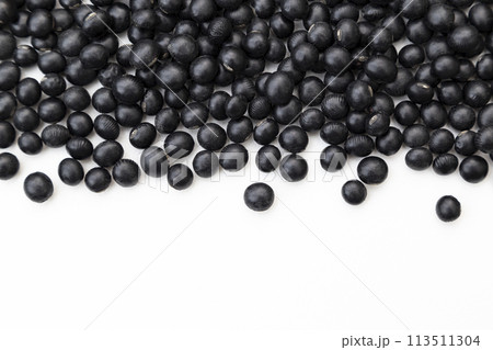 白背景に黒大豆 白背景に黒大豆 113511304
