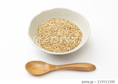 白背景に煎り胡麻 113511395