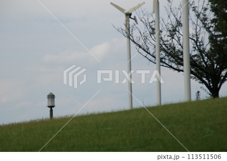 公園の街灯と風車 113511506