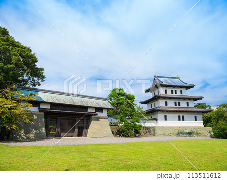 北海道　松前城　天守と本丸御門 113511612