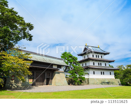 北海道　松前城　天守と本丸御門 113511625