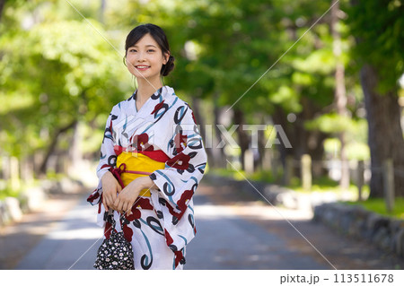 浴衣の若い女性 113511678