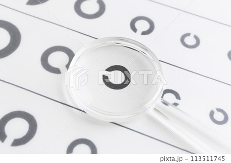 視力検査表と虫メガネ　視力検査のイメージ素材 113511745