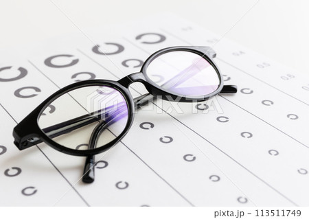 メガネと視力検査表　視力検査のイメージ素材 113511749