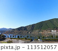秋の青空と湖と岐阜の山々 113512057