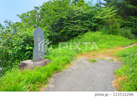 東北・遠野・続石・遠野物語、不思議な巨石を一目見ようと進む山道のイメージ・岩手県遠野市(6) 113512206