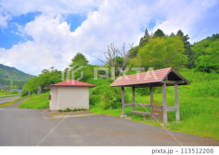 東北・遠野・続石・遠野物語で知られるパワースポット続石、駐車場と入口の風景・岩手県遠野市(2) 東北・遠野・続石・遠野物語で知られるパワースポット続石、駐車場と入口の風景・岩手県遠野市(2) 113512208