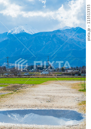 水溜まりに映る常念岳と田舎の景色【安曇野市】 水溜まりに映る常念岳と田舎の景色【安曇野市】 113513355
