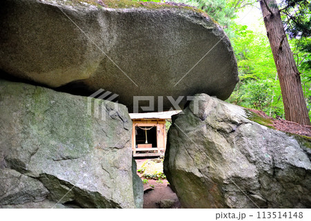 東北・遠野・続石・山神様の祠の鳥居を思わせる位置に配置された謎の巨岩、続石・岩手県遠野市(1) 東北・遠野・続石・山神様の祠の鳥居を思わせる位置に配置された謎の巨岩、続石・岩手県遠野市(1) 113514148