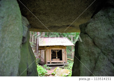 東北・遠野・続石・山神様の祠の鳥居を思わせる位置に配置された謎の巨岩、続石・岩手県遠野市(3) 東北・遠野・続石・山神様の祠の鳥居を思わせる位置に配置された謎の巨岩、続石・岩手県遠野市(3) 113514151