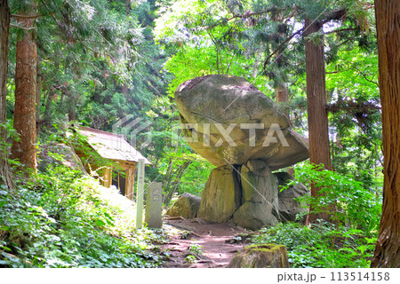 東北・遠野・続石・遠野物語の山神様の祠とドルメンにも鳥居にも見える謎の巨岩、続石・岩手県遠野市(5) 東北・遠野・続石・遠野物語の山神様の祠とドルメンにも鳥居にも見える謎の巨岩、続石・岩手県遠野市(5) 113514158