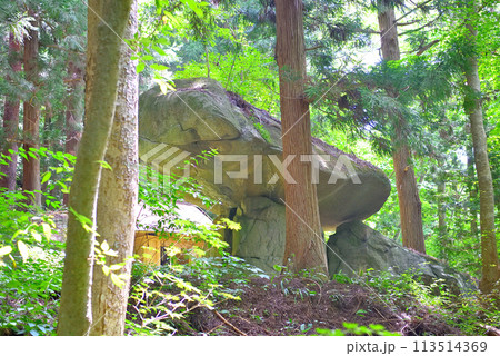 東北・遠野・続石・弁慶の昼寝場所から見上げる続石、山中に現れる奇妙な姿・岩手県遠野市(6) 東北・遠野・続石・弁慶の昼寝場所から見上げる続石、山中に現れる奇妙な姿・岩手県遠野市(6) 113514369