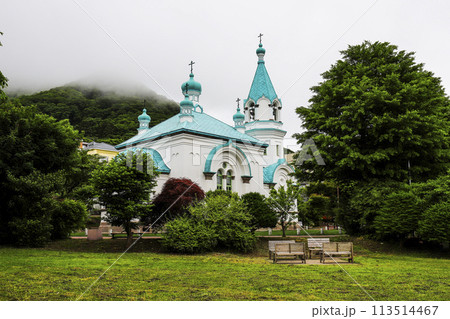 雲に覆われた函館山の麓の函館ハリストス正教会 113514467