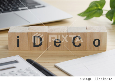 iDeCoと書かれた積み木のブロック 113516242