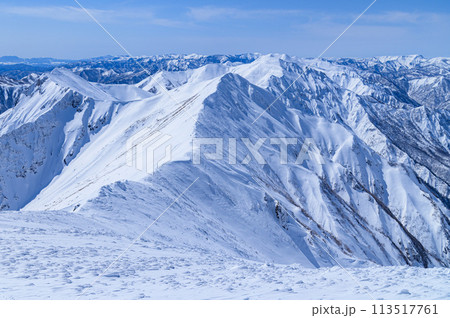 冬の谷川連峰主稜線・谷川岳より望む雪景色 冬の谷川連峰主稜線・谷川岳より望む雪景色 113517761