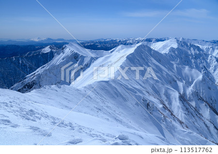 冬の谷川連峰主稜線・谷川岳より望む雪景色 113517762