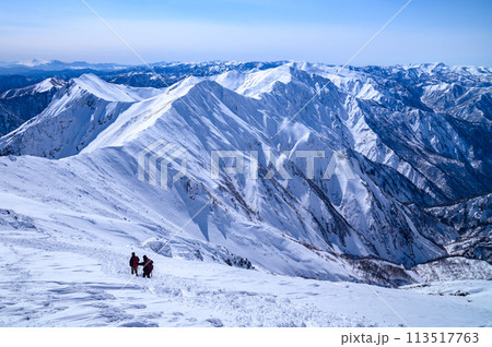 冬の谷川連峰主稜線・谷川岳より望む雪景色 113517763