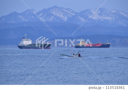 春の北海道函館市で日の出前の函館湾に停泊中の貨物船の風景を撮影 113518361