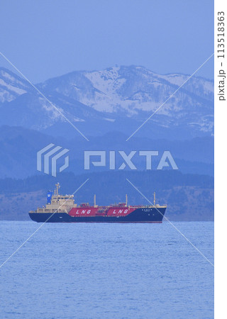 春の北海道函館市で日の出前の函館湾に停泊中の貨物船の風景を撮影 春の北海道函館市で日の出前の函館湾に停泊中の貨物船の風景を撮影 113518363