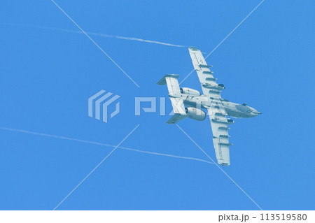 旋回するアメリカ空軍A-10AサンダーボルトII攻撃機 113519580