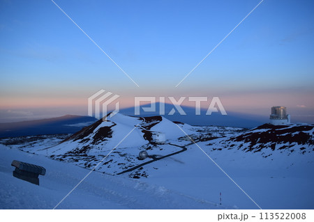 影が描くマウナケアの朝焼け 113522008