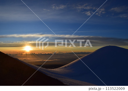 マウナケア山頂からの神秘的な早朝 113522009