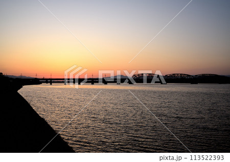朝の河川敷にて 朝の河川敷にて 113522393