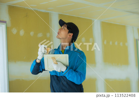 内装業の若い男性 内装業の若い男性 113522408