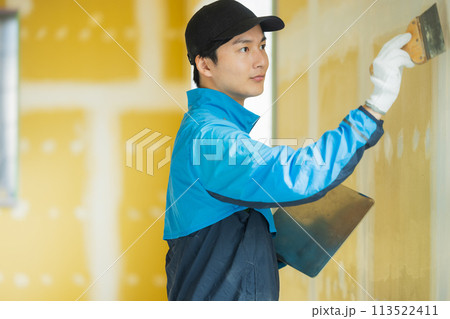 内装業の若い男性　　　　 113522411