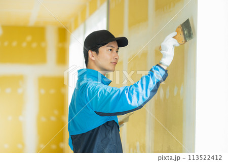 内装業の若い男性　　　　 113522412