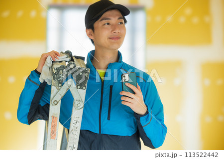 内装業の若い男性　　　 113522442