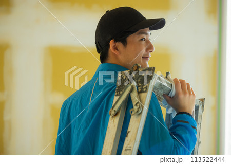 内装業の若い男性　　　 113522444