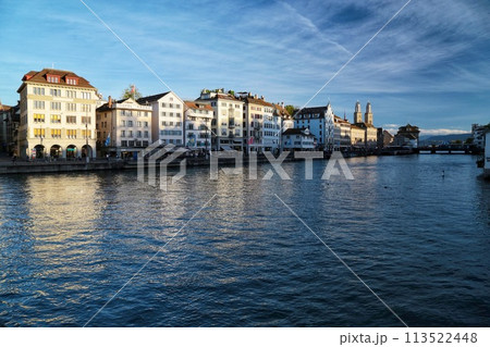 夕方のチューリッヒ リマト川とグロスミュンスター（Evening of Zurich） 113522448