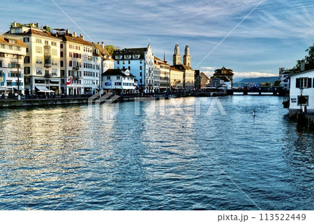 夕方のチューリッヒ リマト川とグロスミュンスター(Evening of Zurich) 夕方のチューリッヒ リマト川とグロスミュンスター(Evening of Zurich) 113522449