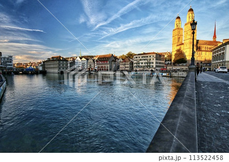 夕方のチューリッヒ リマト川とグロスミュンスター（Evening of Zurich） 113522458