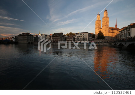 夕方のチューリッヒ リマト川とグロスミュンスター(Evening of Zurich) 夕方のチューリッヒ リマト川とグロスミュンスター(Evening of Zurich) 113522461