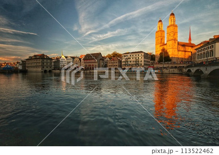 夕方のチューリッヒ リマト川とグロスミュンスター（Evening of Zurich） 113522462