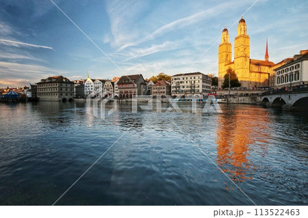 夕方のチューリッヒ リマト川とグロスミュンスター(Evening of Zurich) 夕方のチューリッヒ リマト川とグロスミュンスター(Evening of Zurich) 113522463