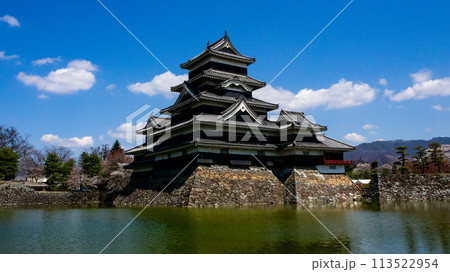水面に映る国宝松本城 113522954