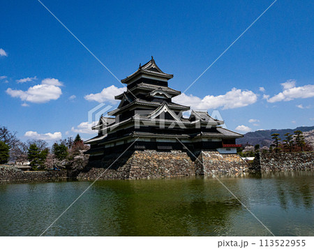 水面に映る国宝松本城 113522955