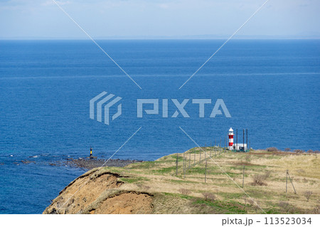 天売島の灯台と大海原の風景 天売島の灯台と大海原の風景 113523034