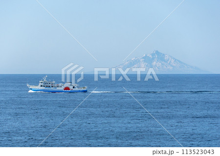 進行する羽幌沿海フェリーと利尻富士の風景 進行する羽幌沿海フェリーと利尻富士の風景 113523043