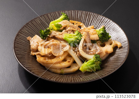 豚バラ肉とブロッコリーと蓮根の炒め物（オイスターソース） 113523078