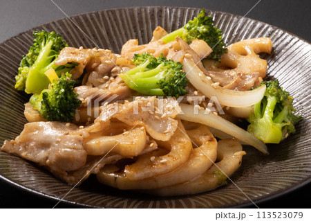 豚バラ肉とブロッコリーと蓮根の炒め物（オイスターソース） 113523079