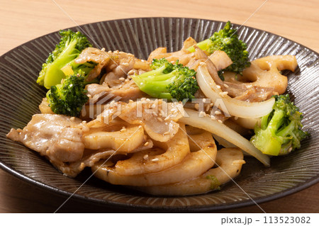 豚バラ肉とブロッコリーと蓮根の炒め物（オイスターソース） 113523082