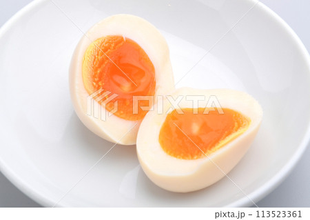 半熟卵　ゆで卵 113523361