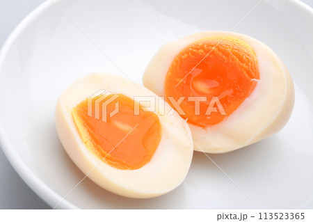 半熟卵　ゆで卵 113523365