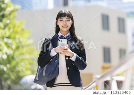 スマートフォンを持った女子高校生 スマートフォンを持った女子高校生 113523409