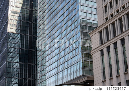 ビルのガラスに反射する青空 ビルのガラスに反射する青空 113523437