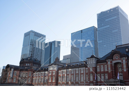 東京駅とビル群 東京駅とビル群 113523442